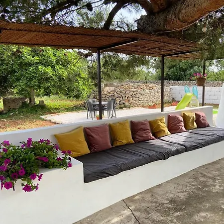 Trullo Le Radici Del Pino Ferienhaus